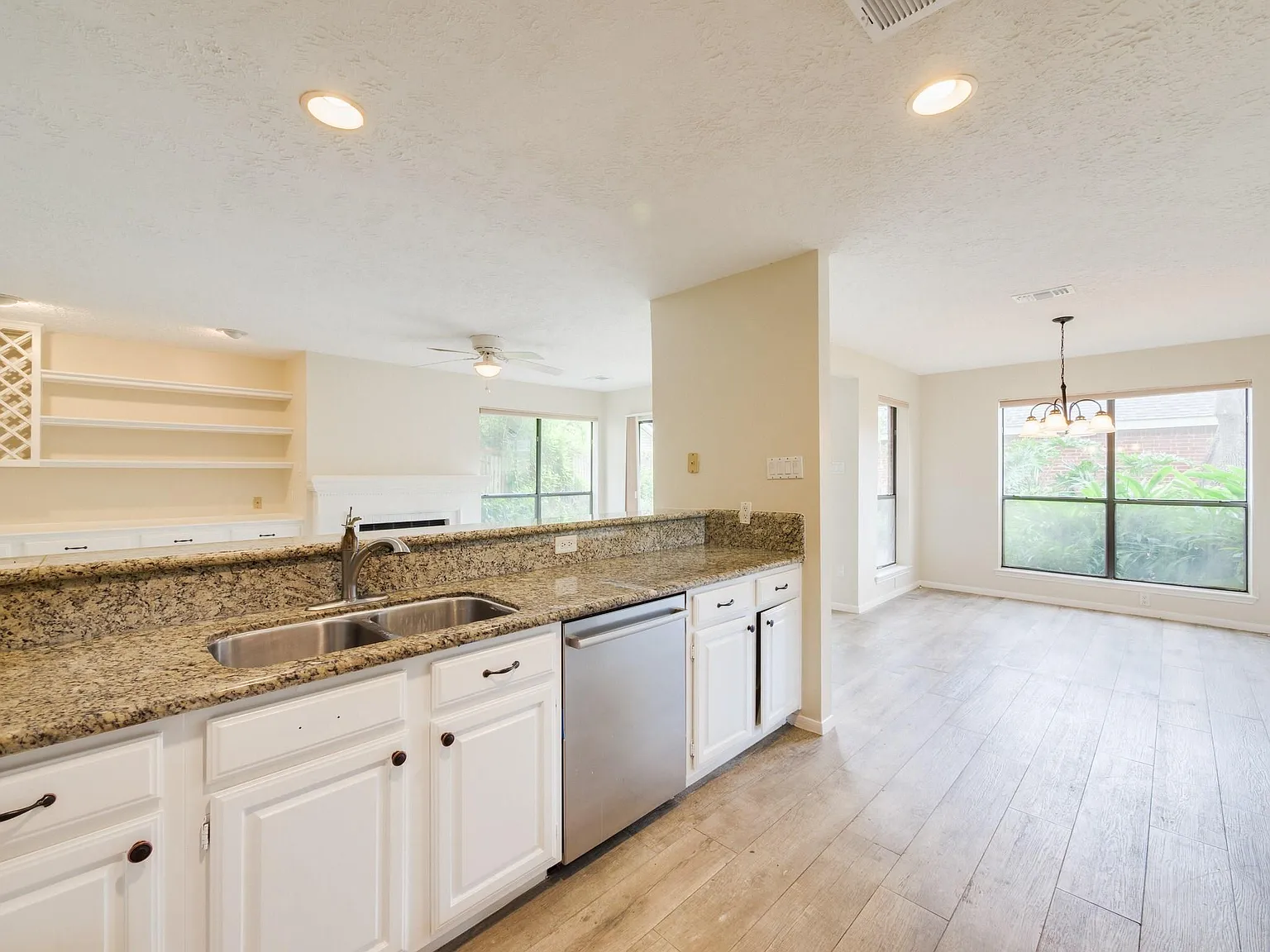 4 bed, 2.5 bath, 2556 sqft, $3,000 — Photo 4