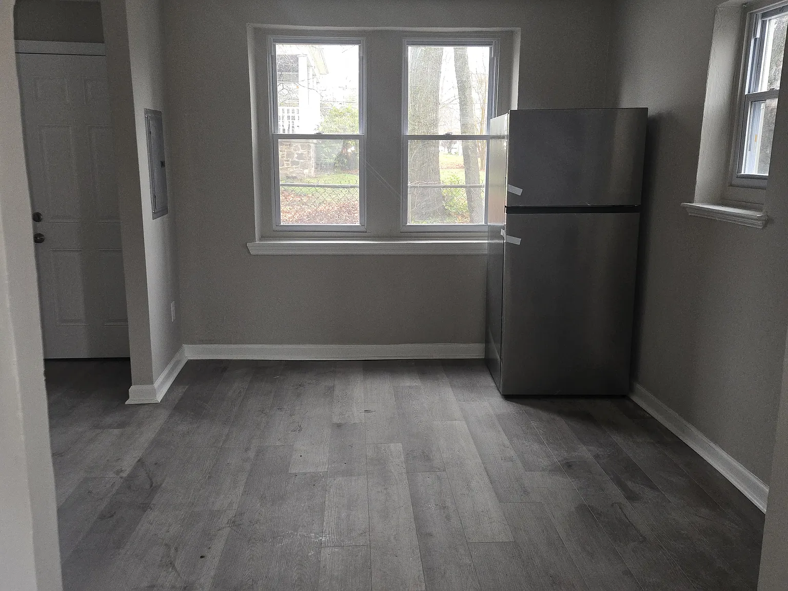 607 W Maple Ave — Photo 3