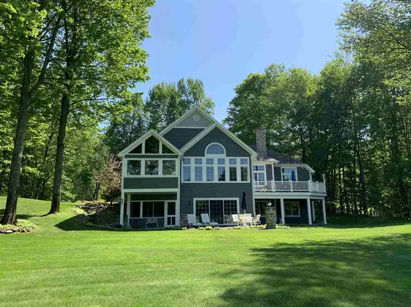 690 Woodhill Ct, Harbor Springs, MI 49740