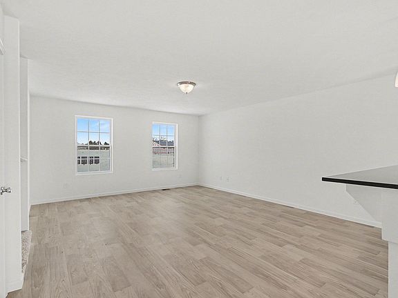 3rd image of 1037 Foxglove Ave
