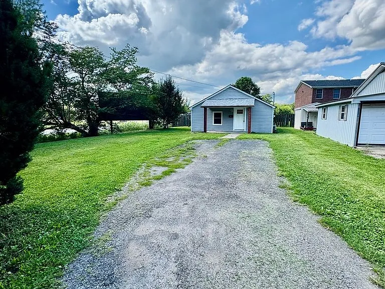 102 Crabtree Dr — Photo 2