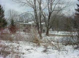 8480 Lake Shore Dr, Chagrin Falls, OH 44023