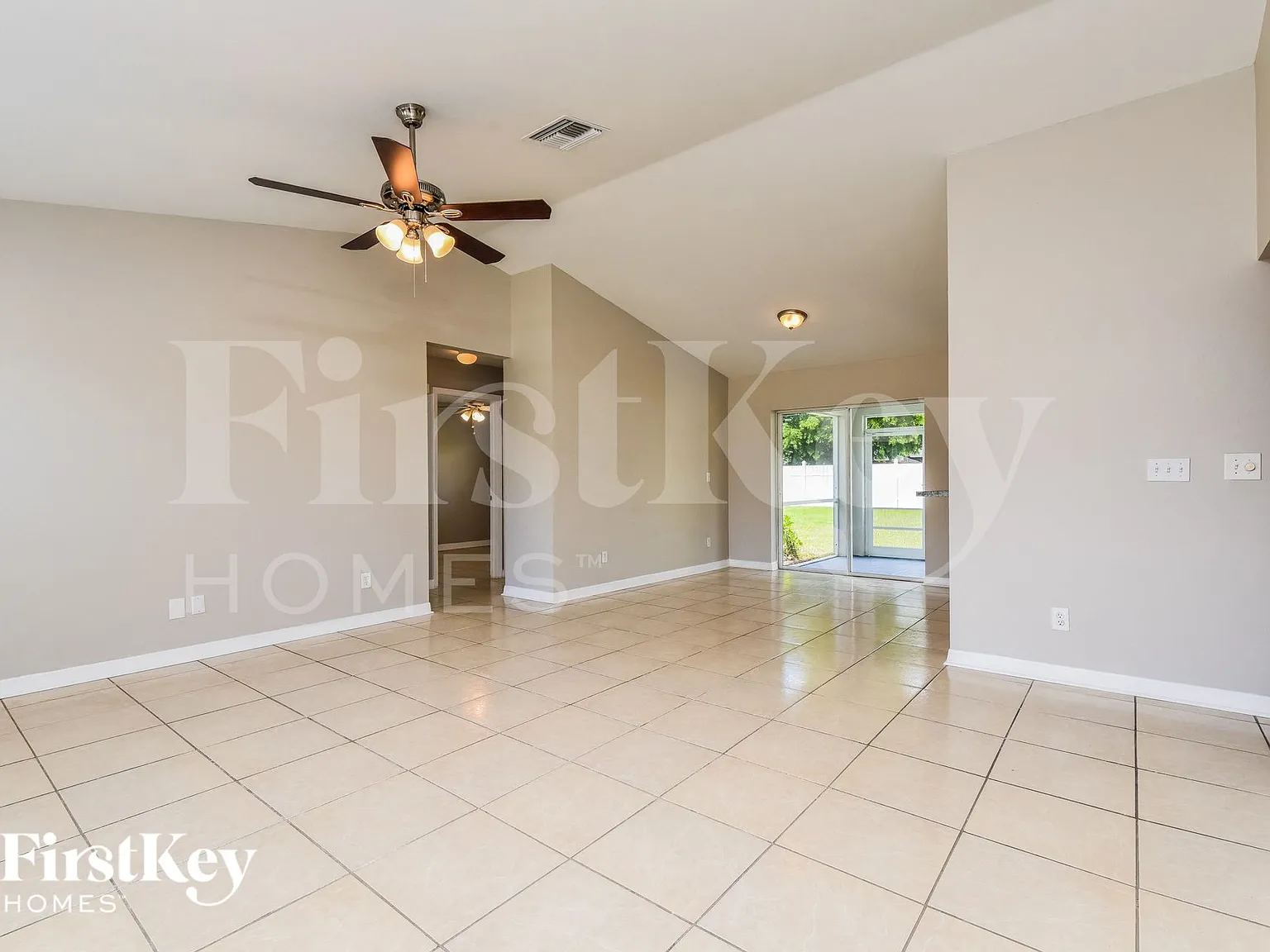 3 bed, 2.0 bath, 1216 sqft, $1,605 — Photo 2