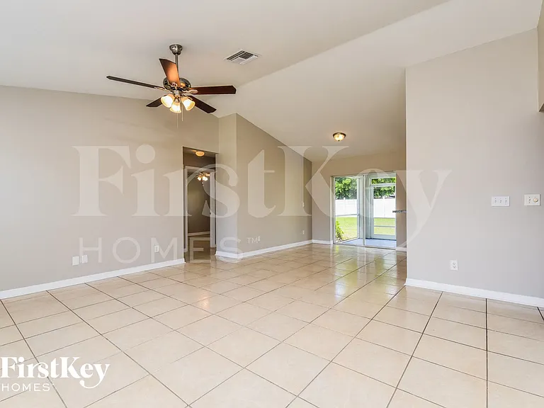 2918 SE 8th Pl — Photo 2