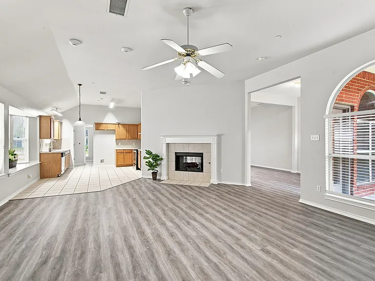 1033 Suffolk Ln — Photo 7