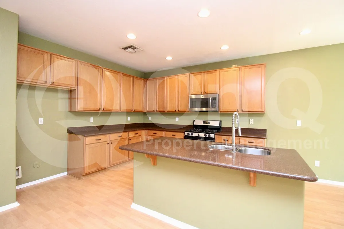 5 bed, 2.5 bath, 2625 sqft, $2,999 — Photo 3