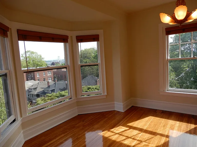 Lucretia Court Apartments — Photo 11