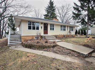 1001 Lake Dr, Delafield, WI 53018