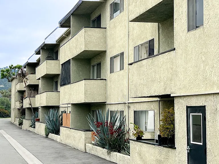 11018 Moorpark Apartments — Photo 22