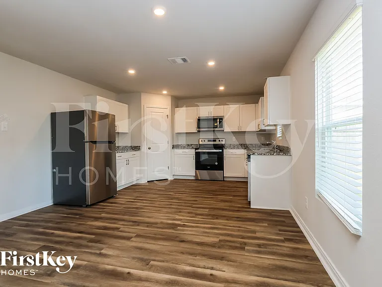 10083 Cerritos Dr — Photo 8