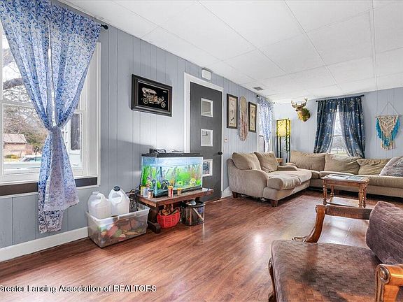 4th image of 321 Renker Rd