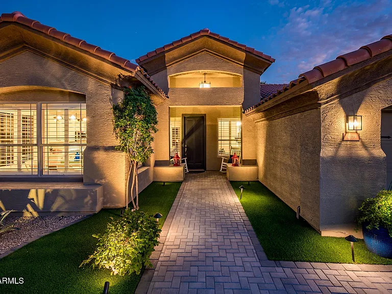 4375 E Lariat Ln — Photo 3