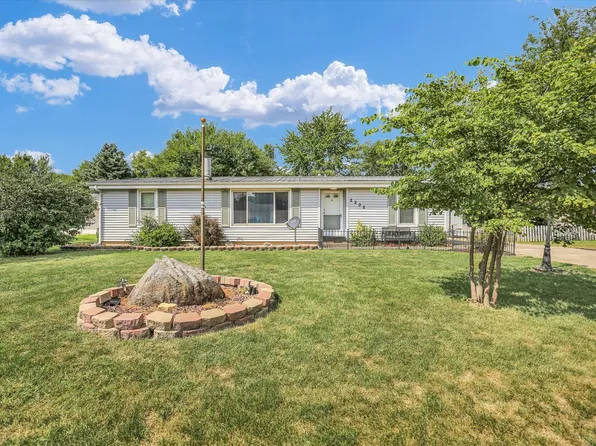 2208 Mallard Dr, Mahomet, IL 61853