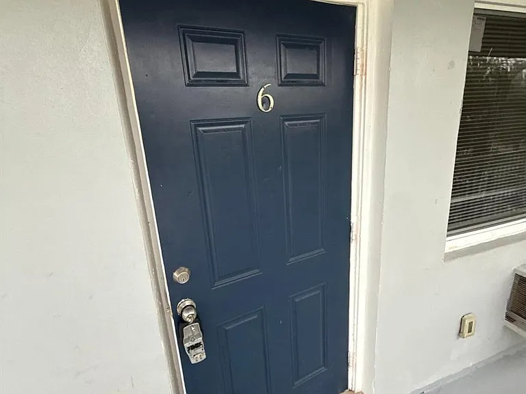 717 NE 10th Ave #6 — Photo 11