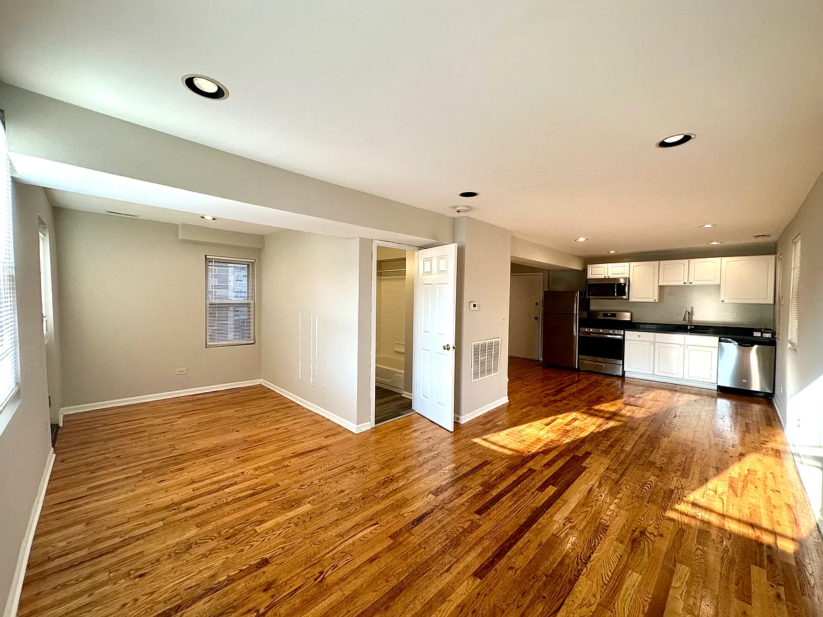 Building Photo - 1620 N Marshfield Ave #F