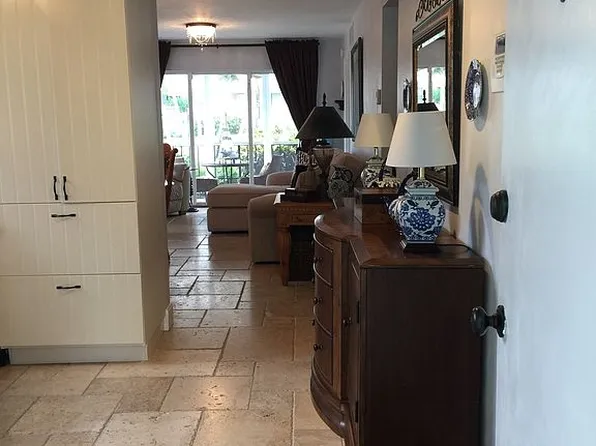 53 High Point Cir W APT 112, Naples, FL 34103