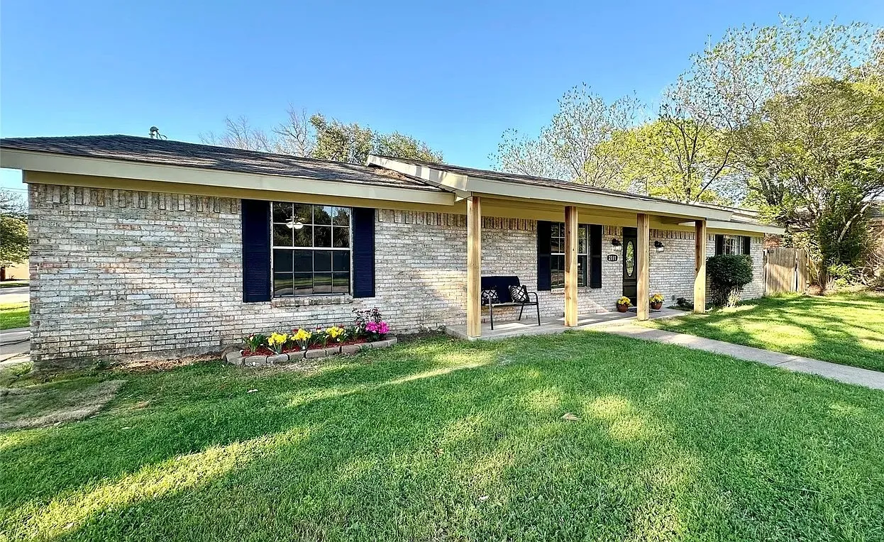 4 bed, 2300 sqft, $2,595 — Photo 1