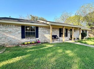 2111 Warwick Dr, Arlington, TX 76015