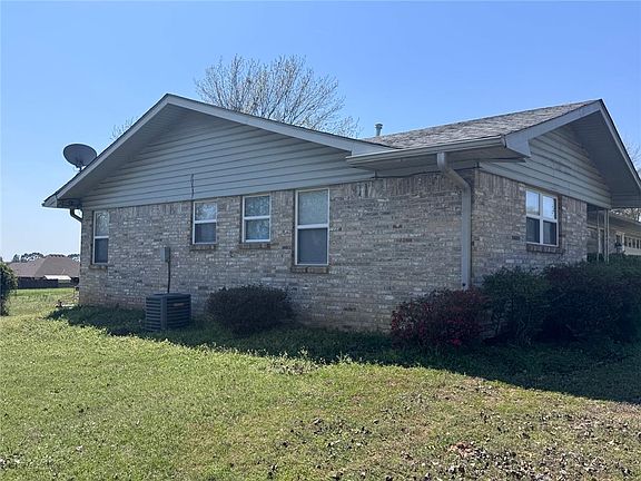 2nd image of 915 Maple Shade Rd