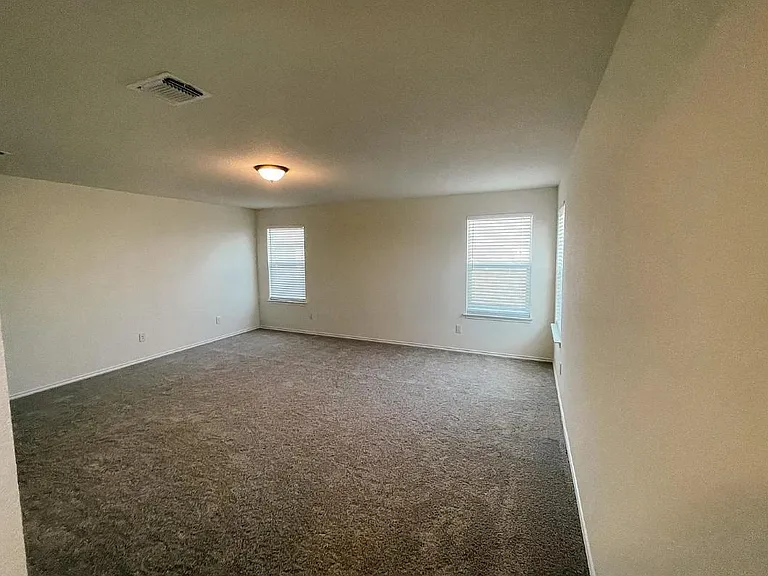 704 Zelia Gln — Photo 11