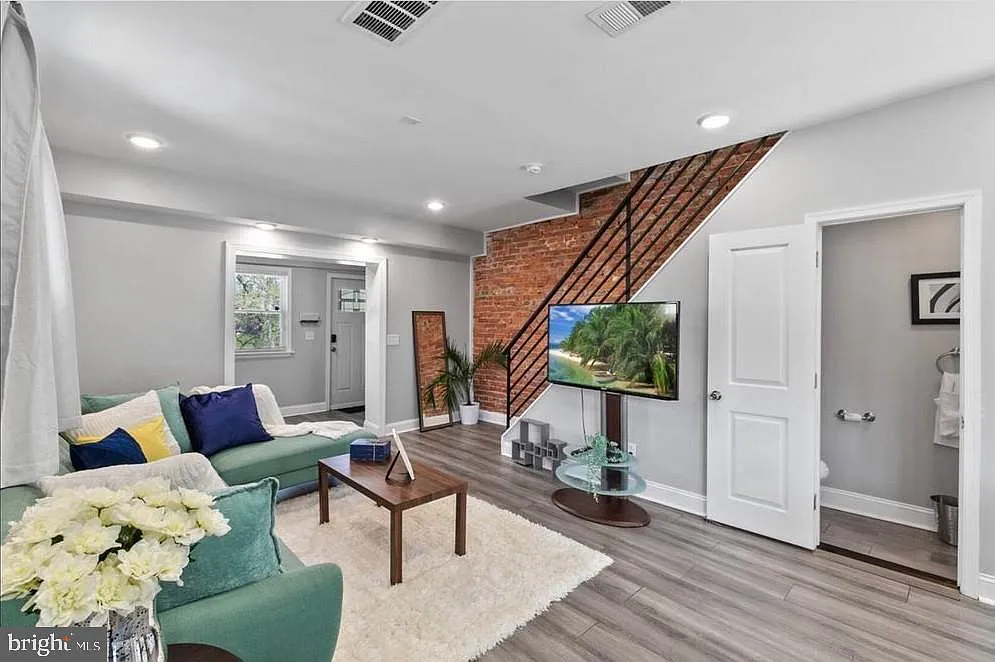 2 bed, 1.5 bath, 1152 sqft, $1,925 — Photo 2