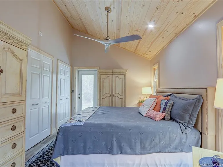 64 NE Acacia Trl — Photo 13