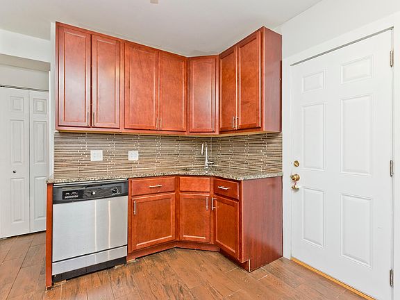 3rd image of 832 N Rockwell St #1E