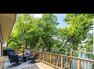 1707 Ridge Rd, White Lake, MI 48383