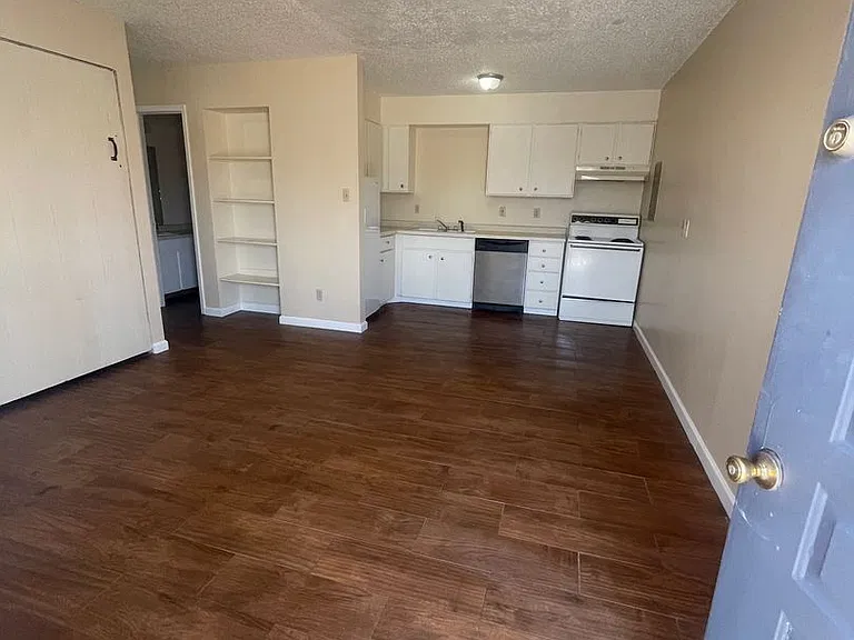 300-304 W Saint Anne Pl — Photo 1