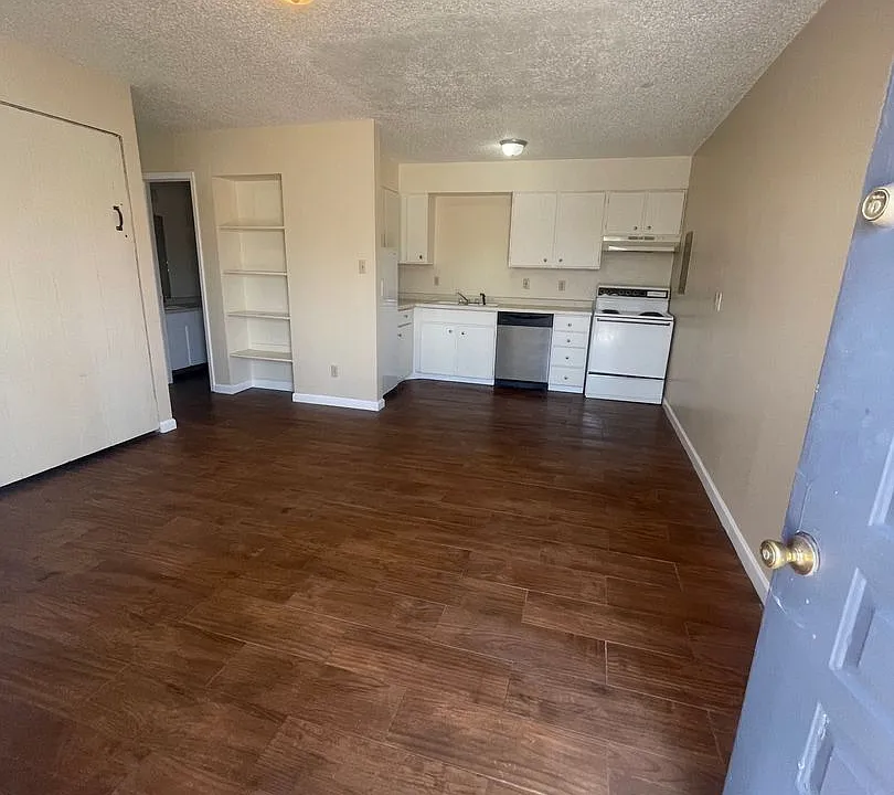300-304 W Saint Anne Pl