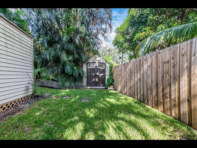 1435 NE 39th St — Photo 12