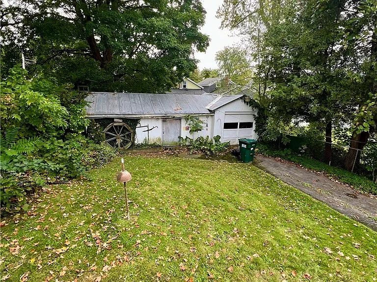 140 E Oneida St — Photo 28