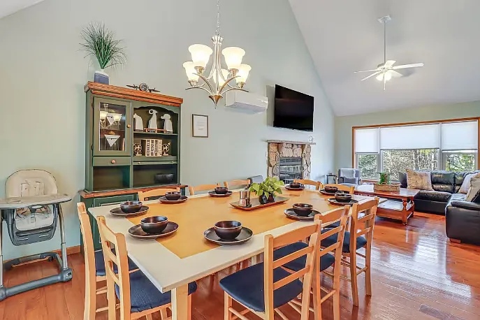 4 bed, 2368 sqft, $3,000 — Photo 2
