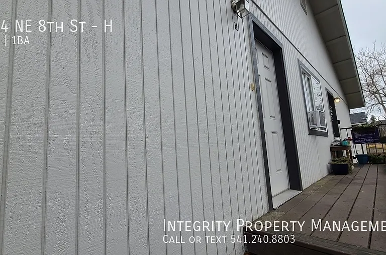 704 NE 8th St #H — Photo 11