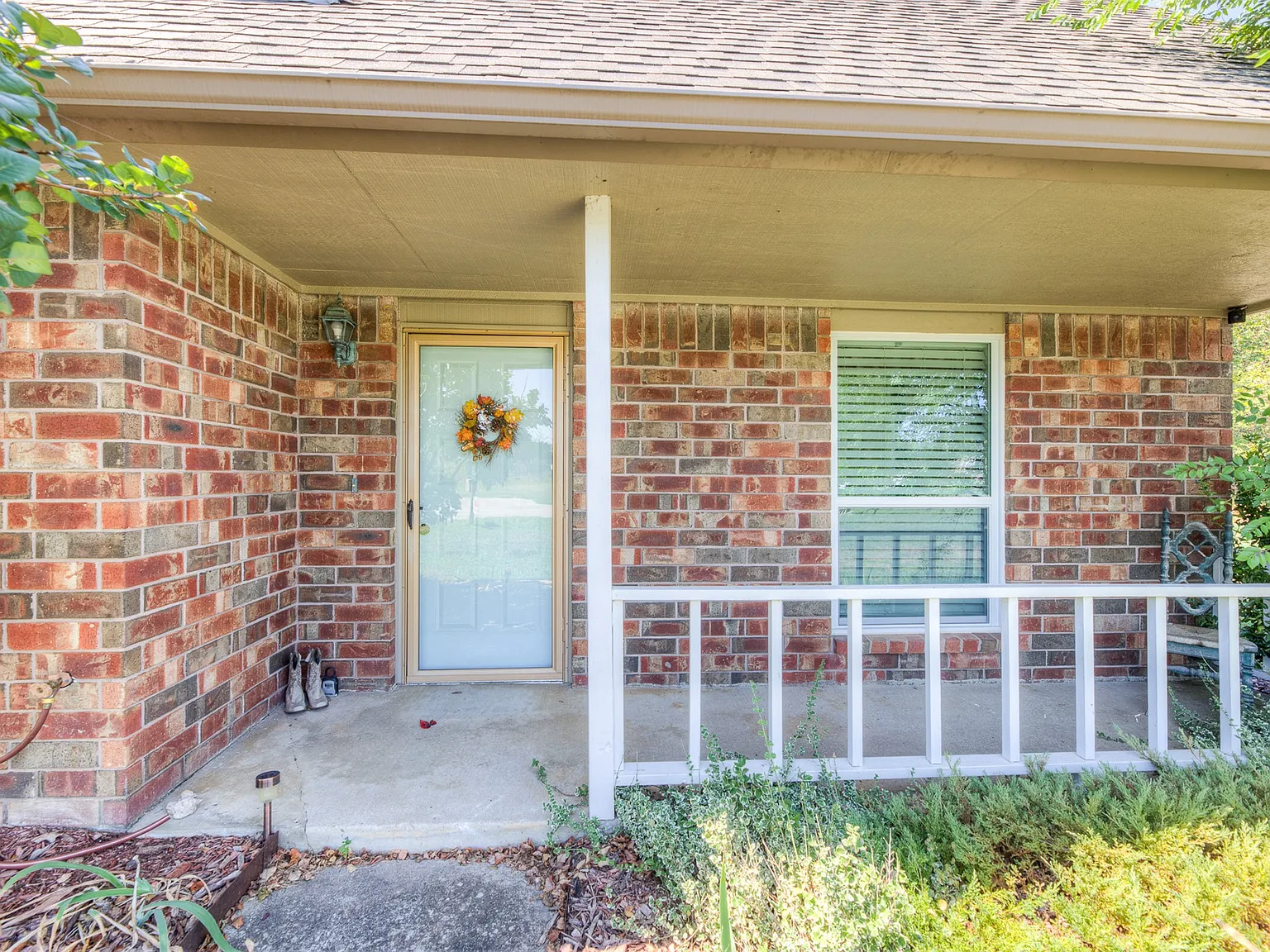 4 bed, 2.0 bath, 2108 sqft, $2,195 — Photo 2