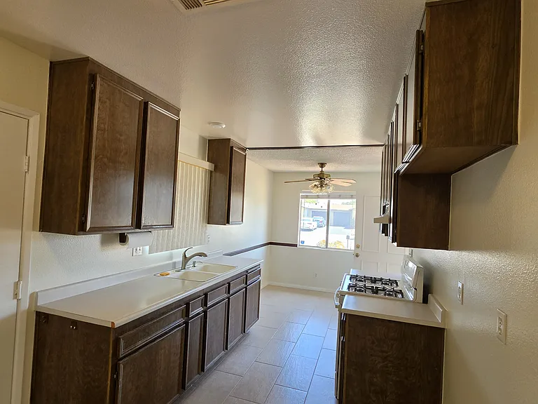 Corona St — Photo 8