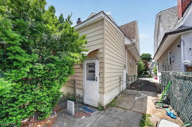 2 bed, 1.0 bath, $2,200 — Photo 3