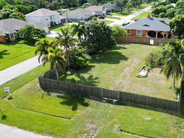 498 SW Namoit Place, Port St Lucie, FL 34953