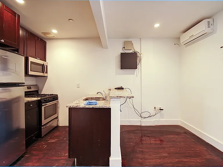 952 Madison St #4 — Photo 2