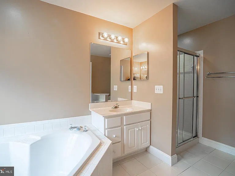437 Clayton Ln — Photo 16