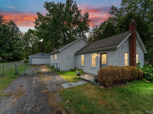 3176 Caroline St, Auburn Hills, MI 48326