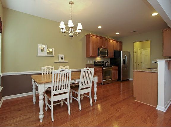 Dining Area & Bar Top