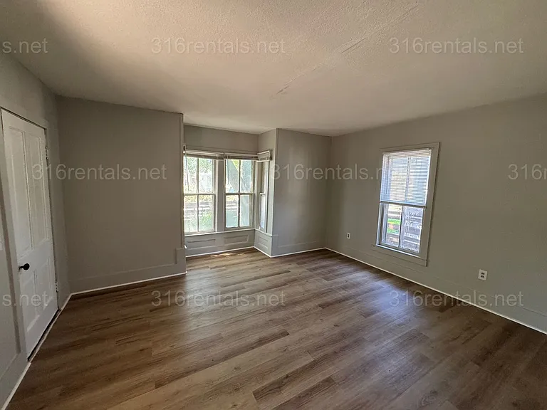 504 E 10th St — Photo 11