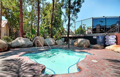 5530 Owensmouth Ave Photo 1