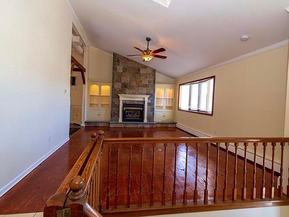 3rd image of 6 White Oak Ct