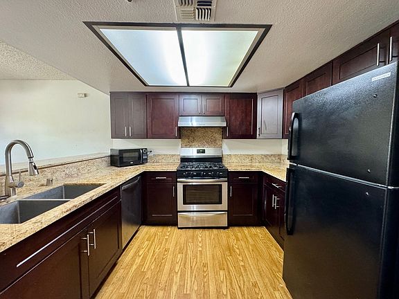 3rd image of 987 E Del Mar Blvd APT 3