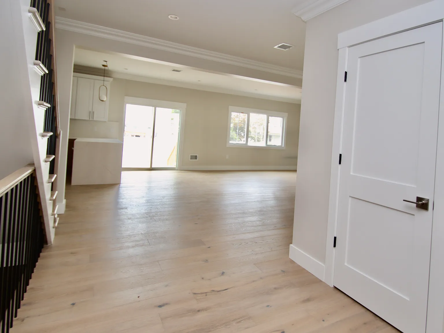 4 bed, 2500 sqft, $7,500 — Photo 2