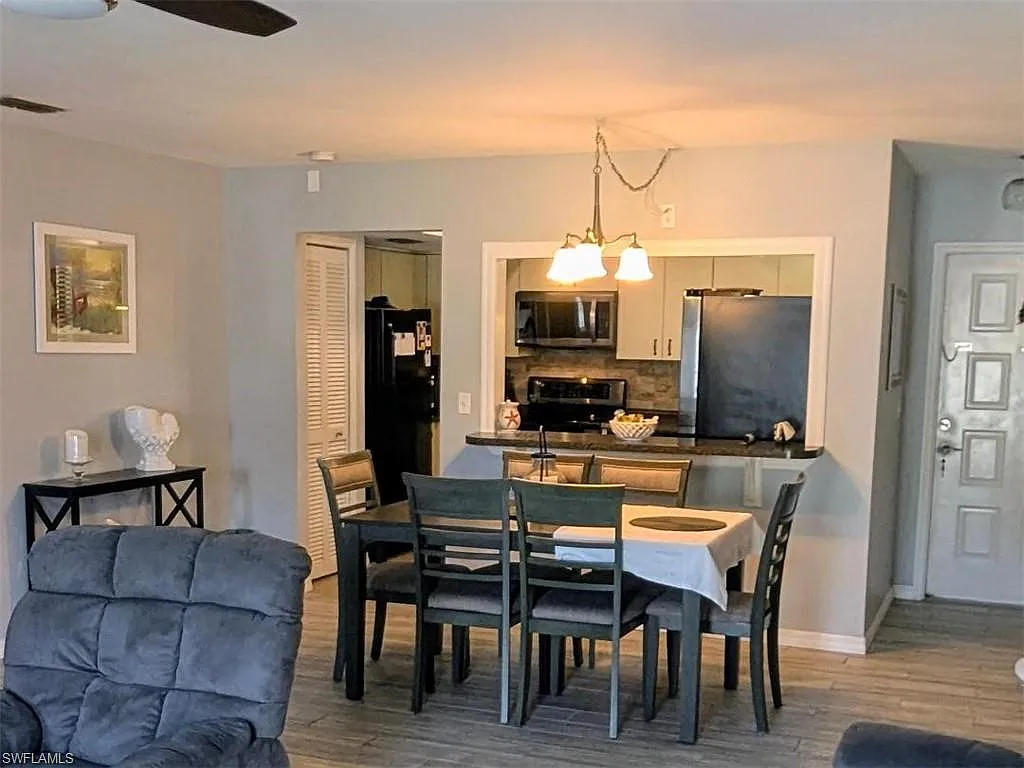 2 bed, 2.0 bath, 1023 sqft, $1,300 — Photo 4