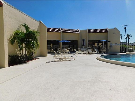 3rd image of 2051 Oleander Blvd #10