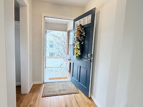 4th image of 1944 Spring Ln